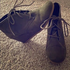Like new olive green wedges!